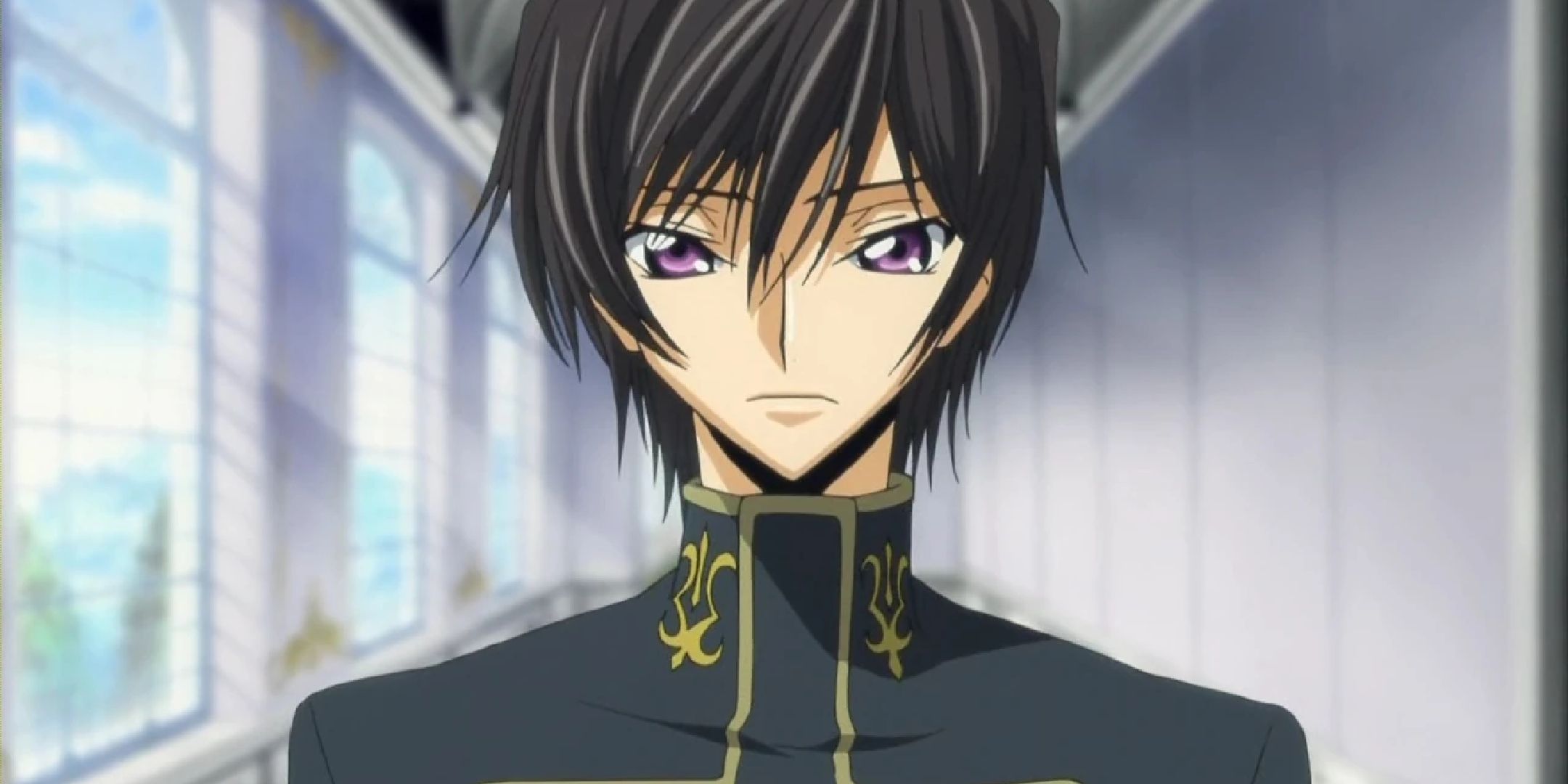 Lelouch از کد Geass در حال راه رفتن در یک راهرو.