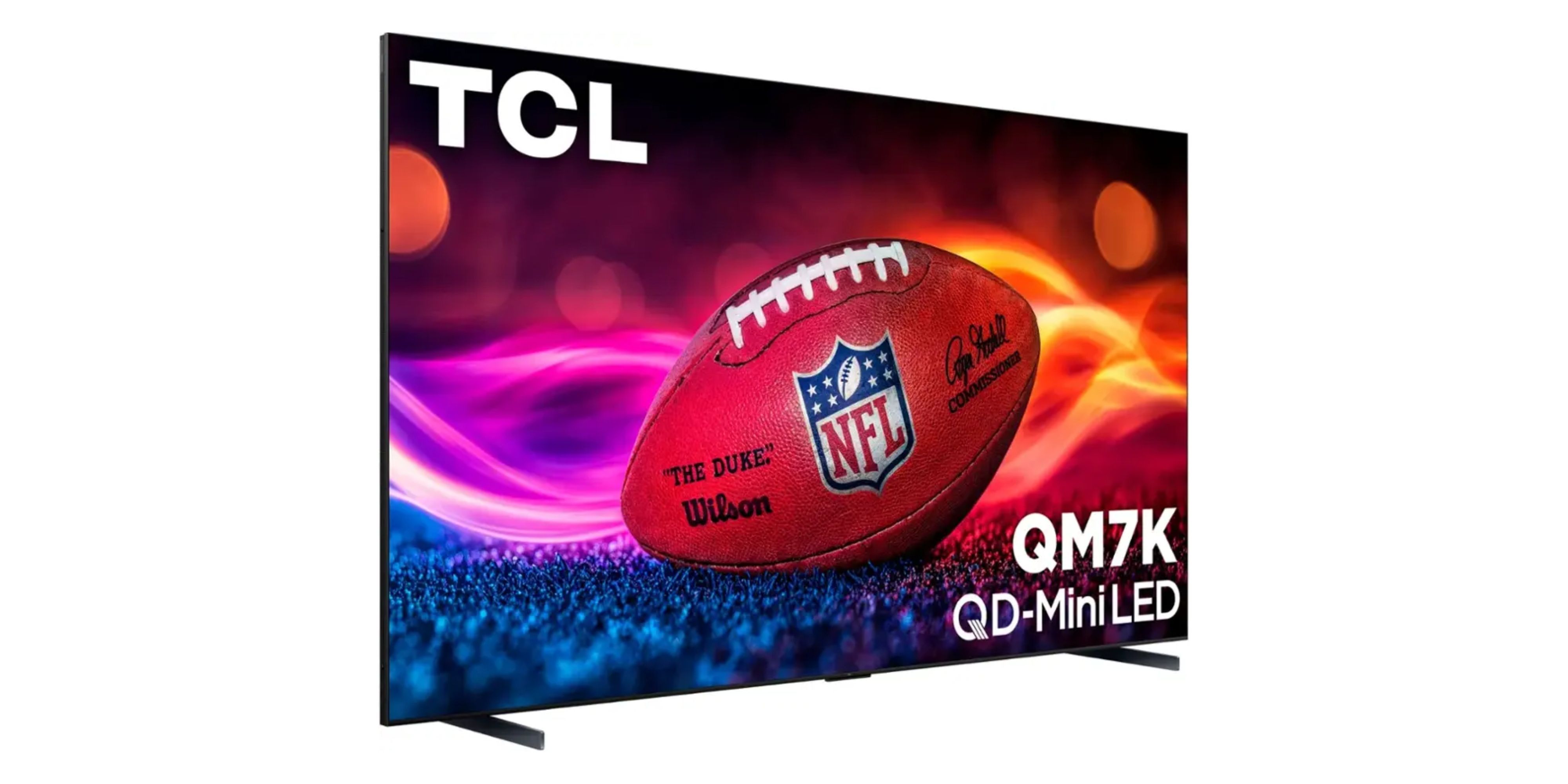تلویزیون 115 اینچی TCL 4K UHD با فوتبال روی صفحه نمایش.