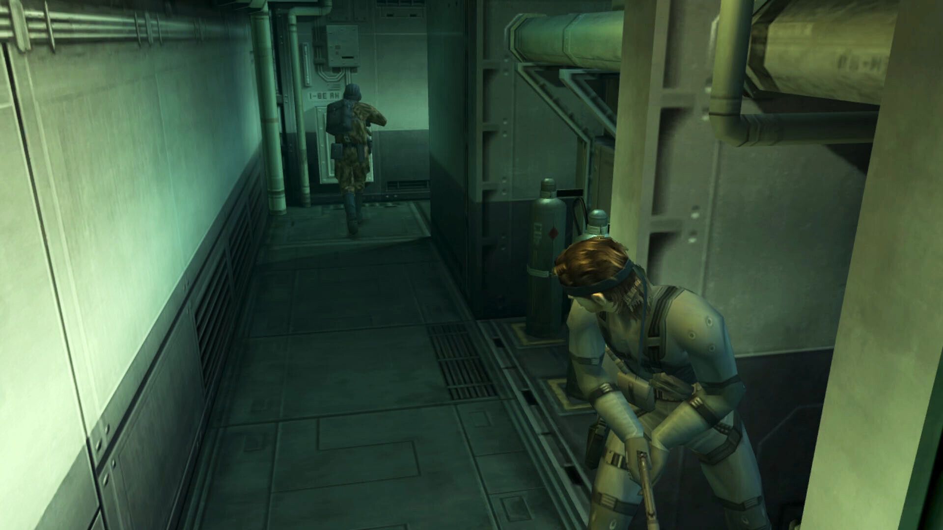 Solid Snake peers around a corner at a patrolling enemy in Metal Gear Solid 2.
