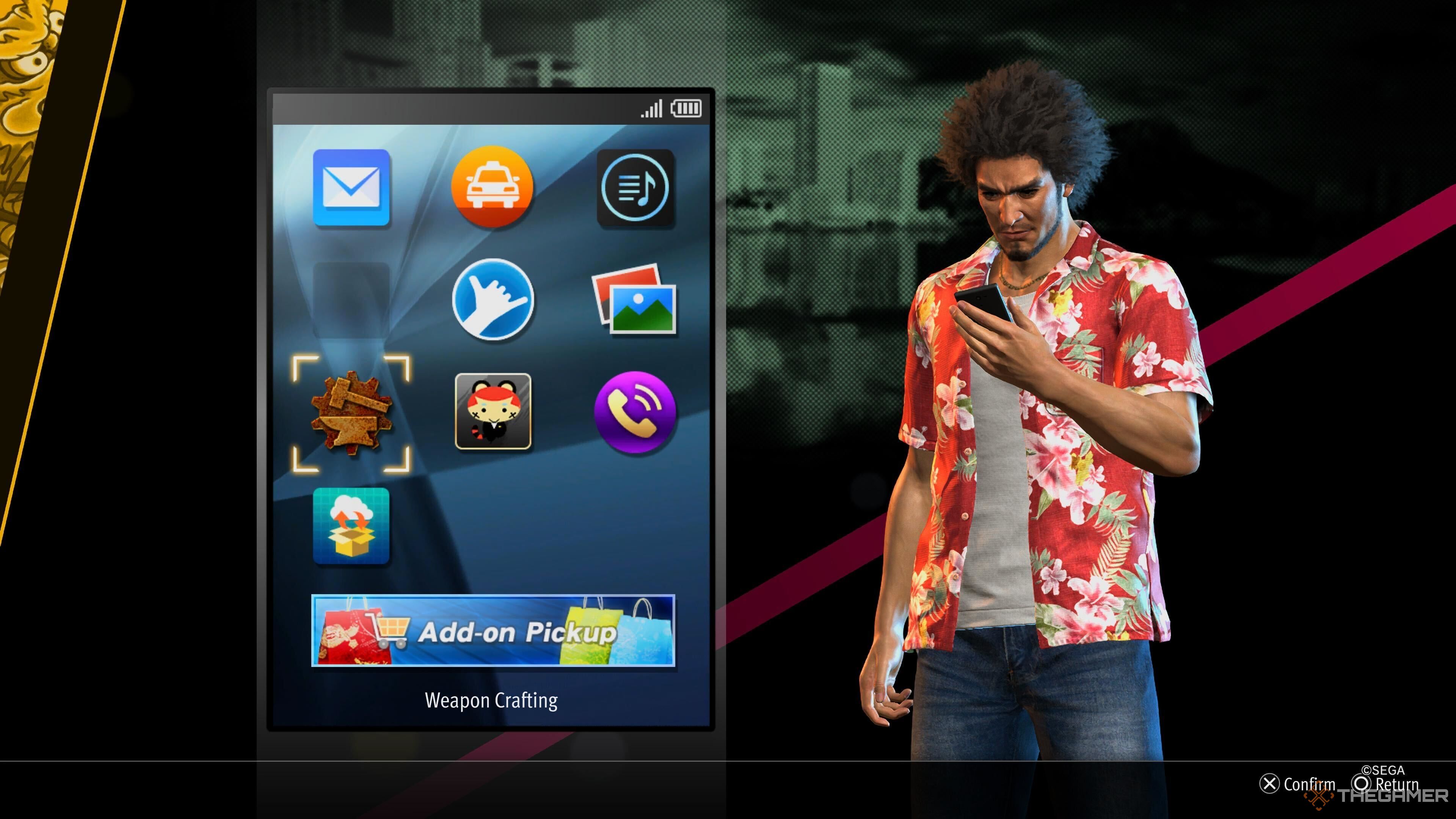 Ein Screenshot aus Like a Dragon: Infinite Wealth zeigt Ichiban, wie er auf sein Telefon schaut, wobei auf dem Telefon die Option „Waffenherstellung“ ausgewählt ist