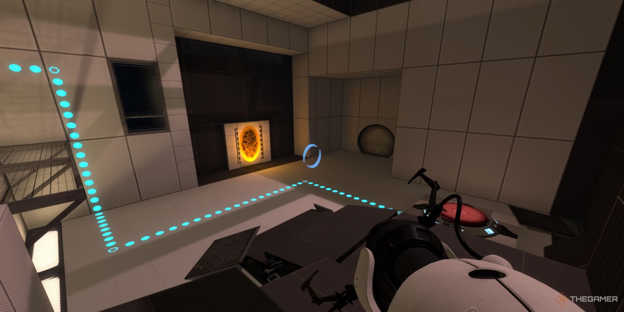 Ein Screenshot aus Portal: Revolution, der den Spielercharakter zeigt, der auf ein inaktives orangefarbenes Portal zielt