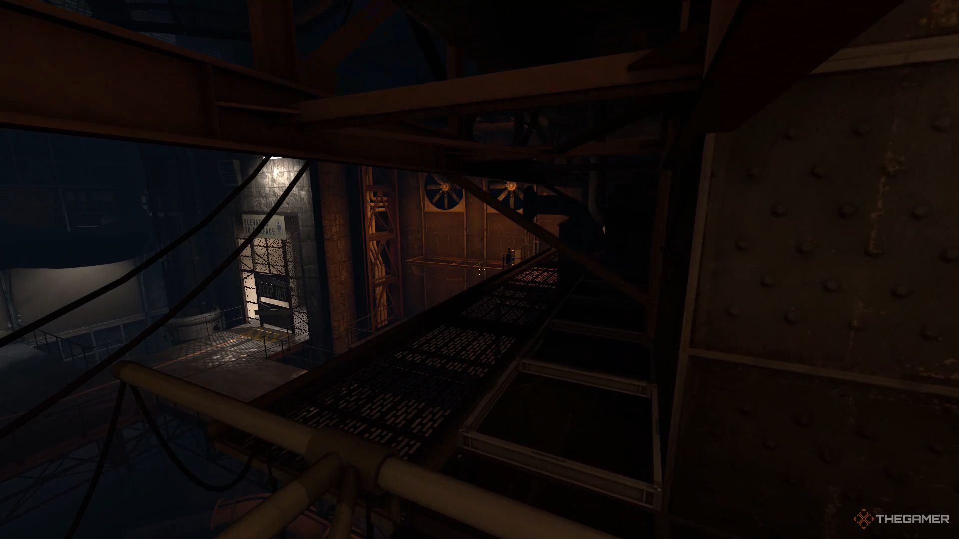 Ein Screenshot aus Portal: Revolution, der den Spielercharakter zeigt, wie er auf einen Gitterweg mit schräg darüber liegenden Metallbalken blickt. 