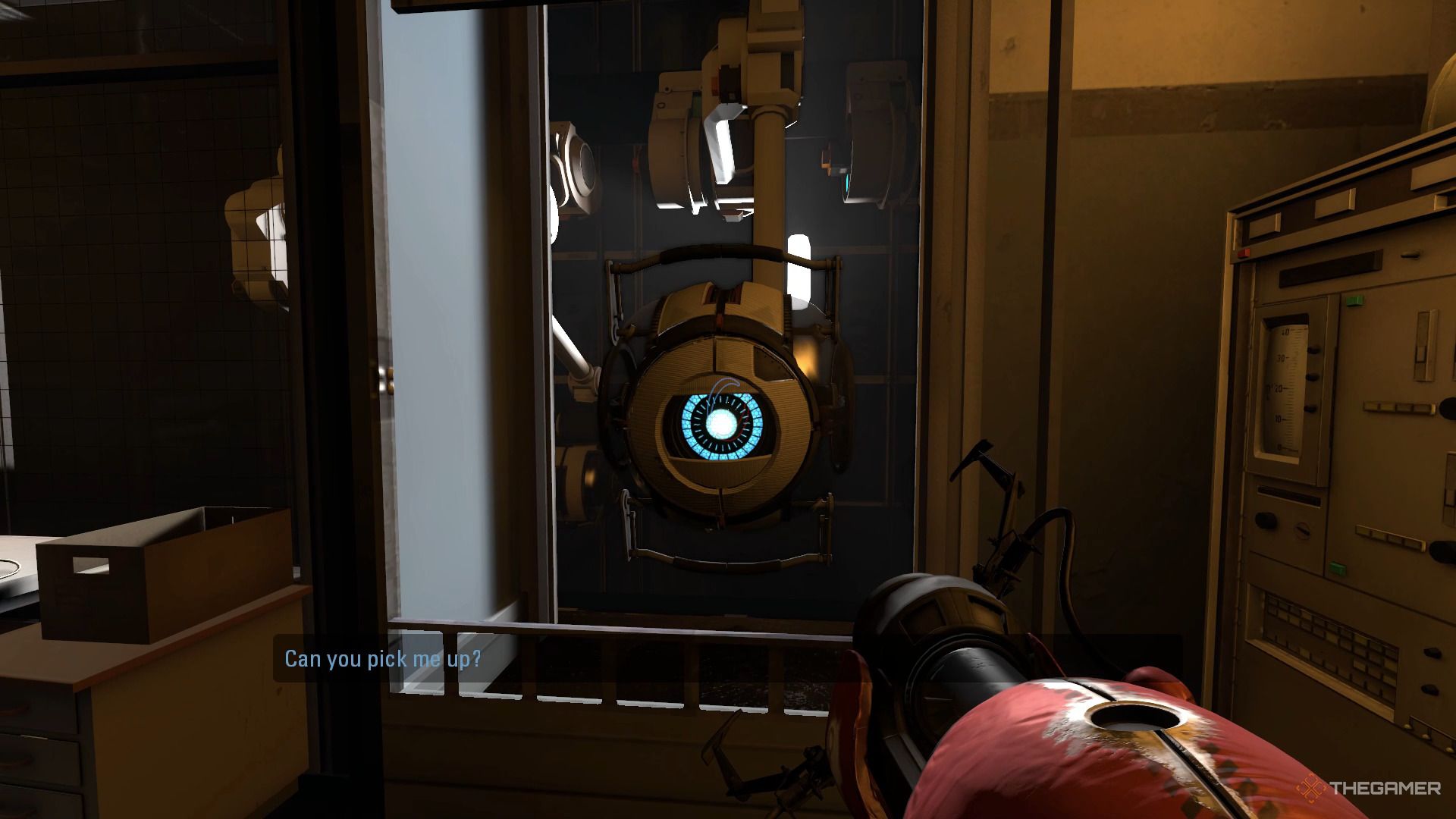 Ein Screenshot aus Portal: Revolution, der den Spielercharakter zeigt, der mit einem blauen LED-blauen Auge auf eine Persönlichkeitssphäre blickt