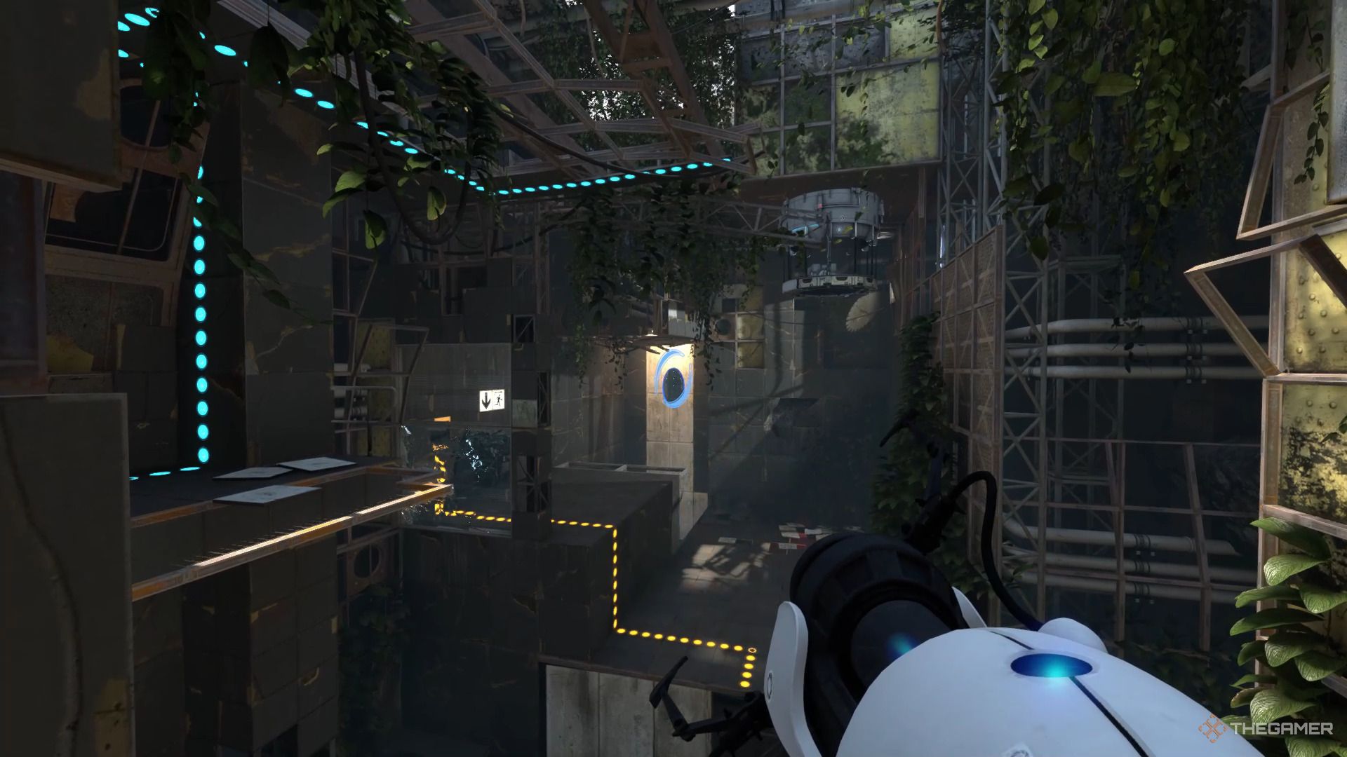 Ein Screenshot von Portal Revolution, der den Spielercharakter zeigt, wie er mit der Portalpistole von oben auf ein blaues Portal zielt.