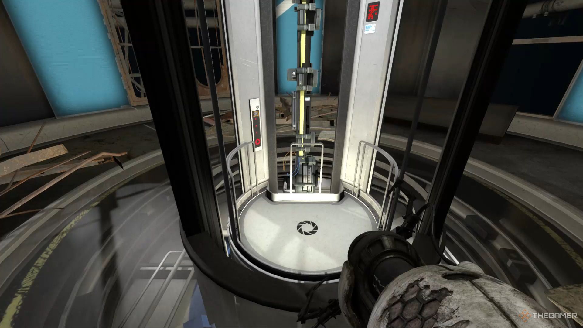 Ein Screenshot von Portal Revolution, der einen Aufzug zeigt, wie der Spielercharakter ihn betritt