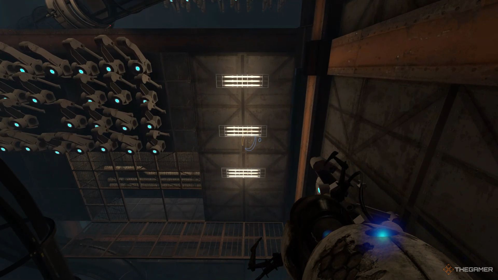 Ein Screenshot von Portal Revolution, der zeigt, wie der Spielercharakter über einen großen Abgrund auf eine Gitterfläche geschleudert wird