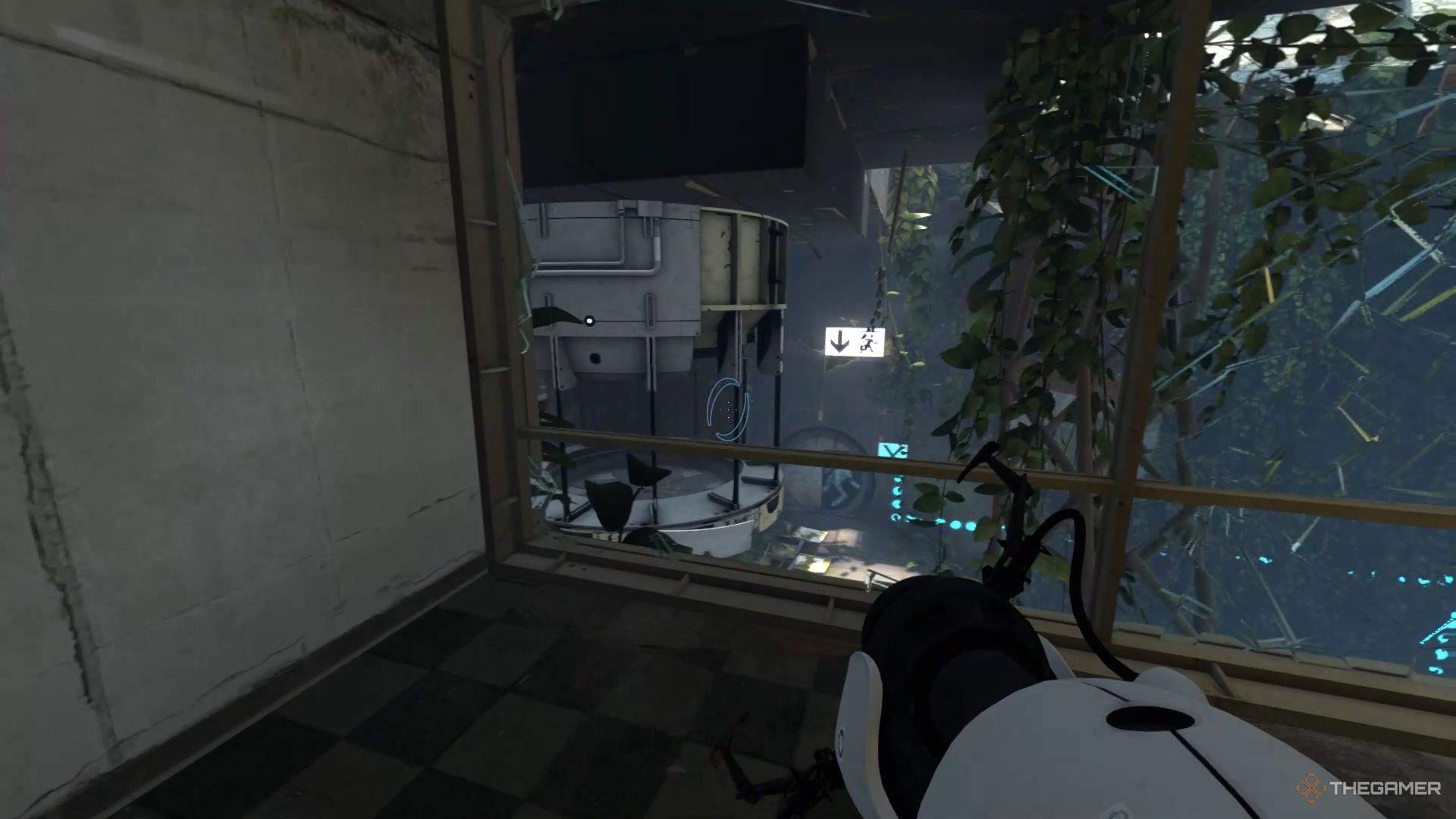 Ein Screenshot von Portal Revolution, der den Spielercharakter zeigt, der durch eine Fensterscheibe ohne Glas schaut