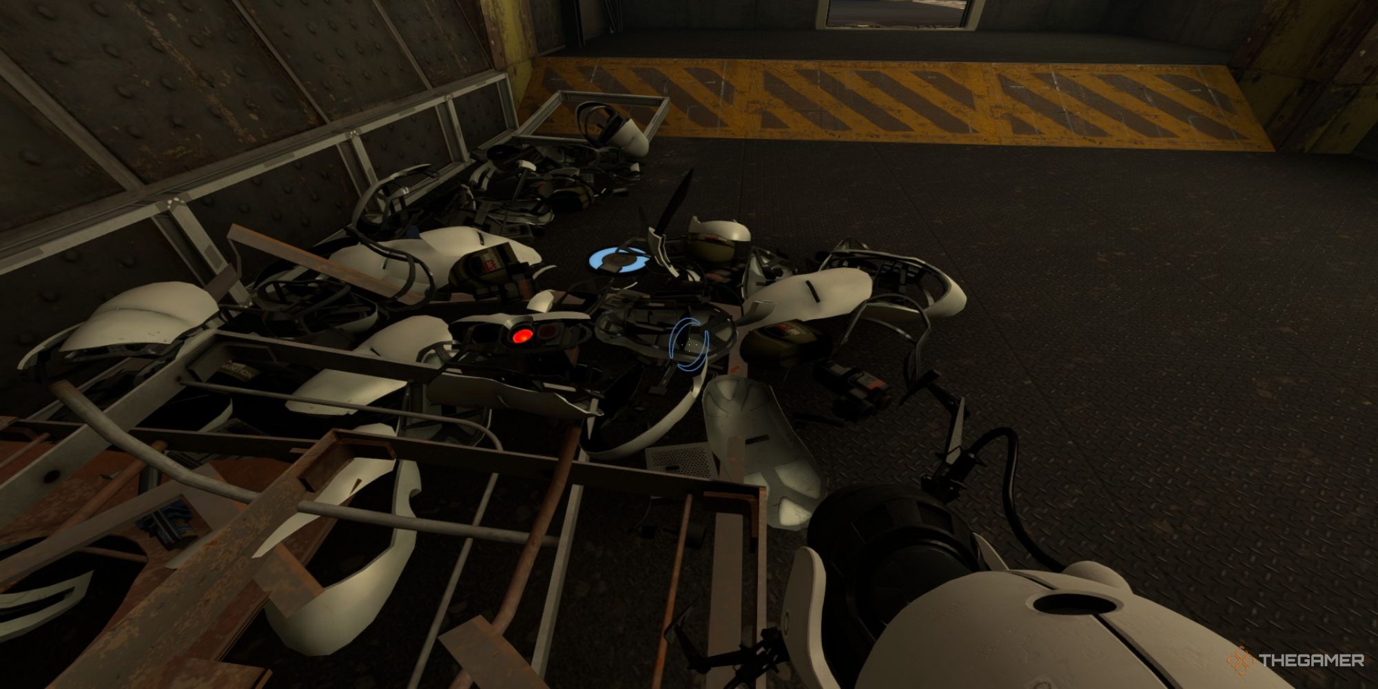 Ein Screenshot aus Portal Revolution, Kapitel zwei, der einen Stapel zerstörter Geschütztürme auf dem Boden zeigt