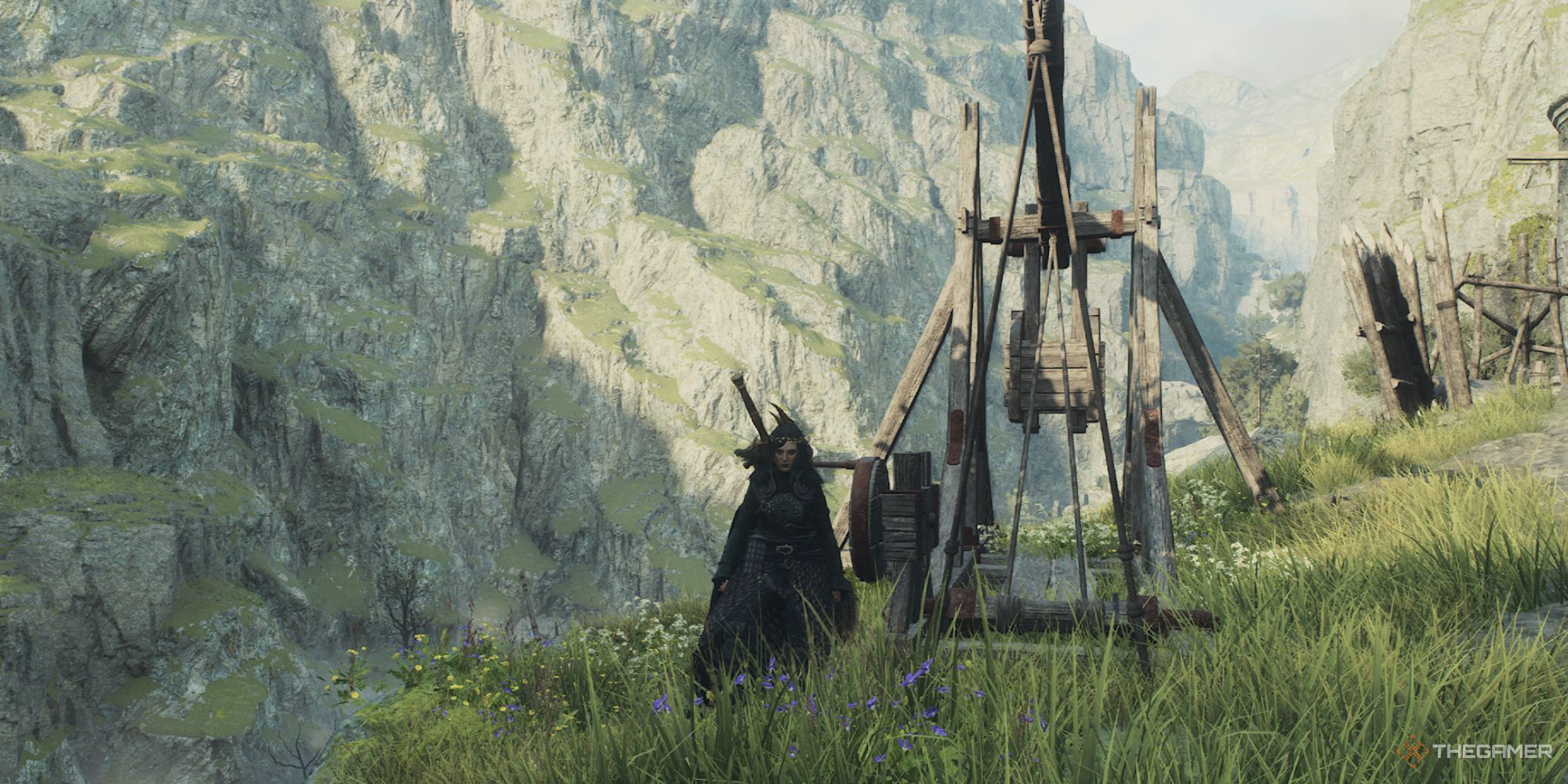An Arisen standing by a catapult in Dragon's Dogma 2.