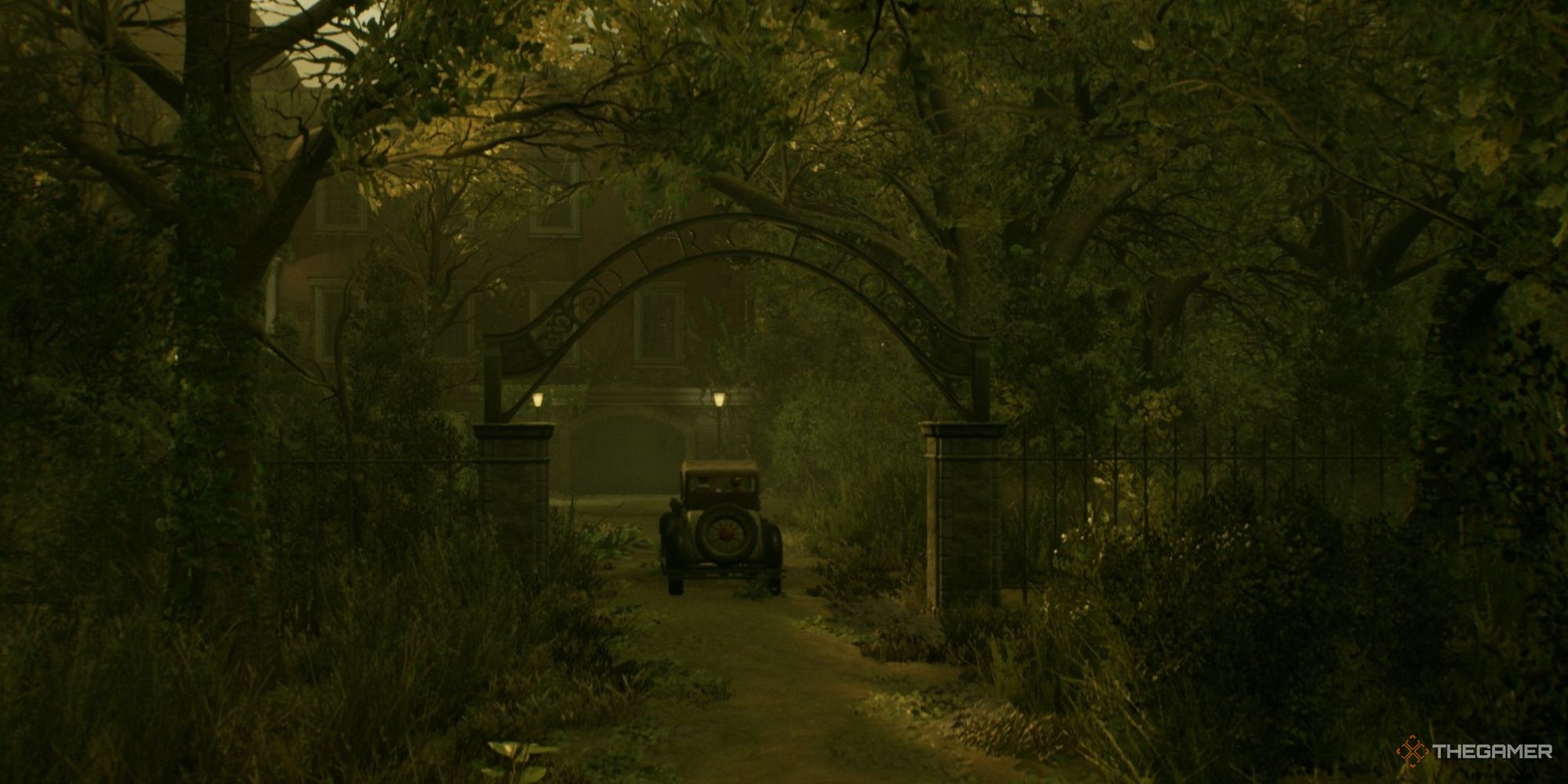 A car approaches the mansion with Emily and Edward in tow in Alone In The Dark.
