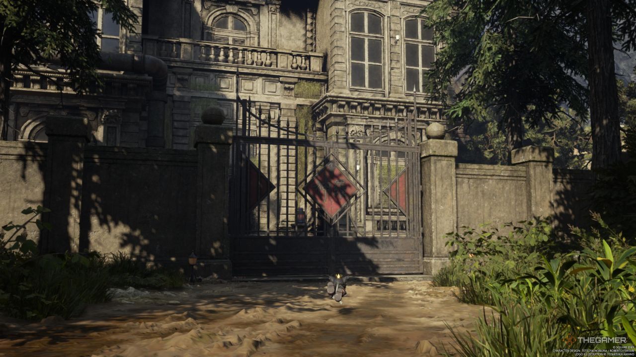 A player running up to the gate in front of Shinra Mansion in Final Fantasy 7 Rebirth.