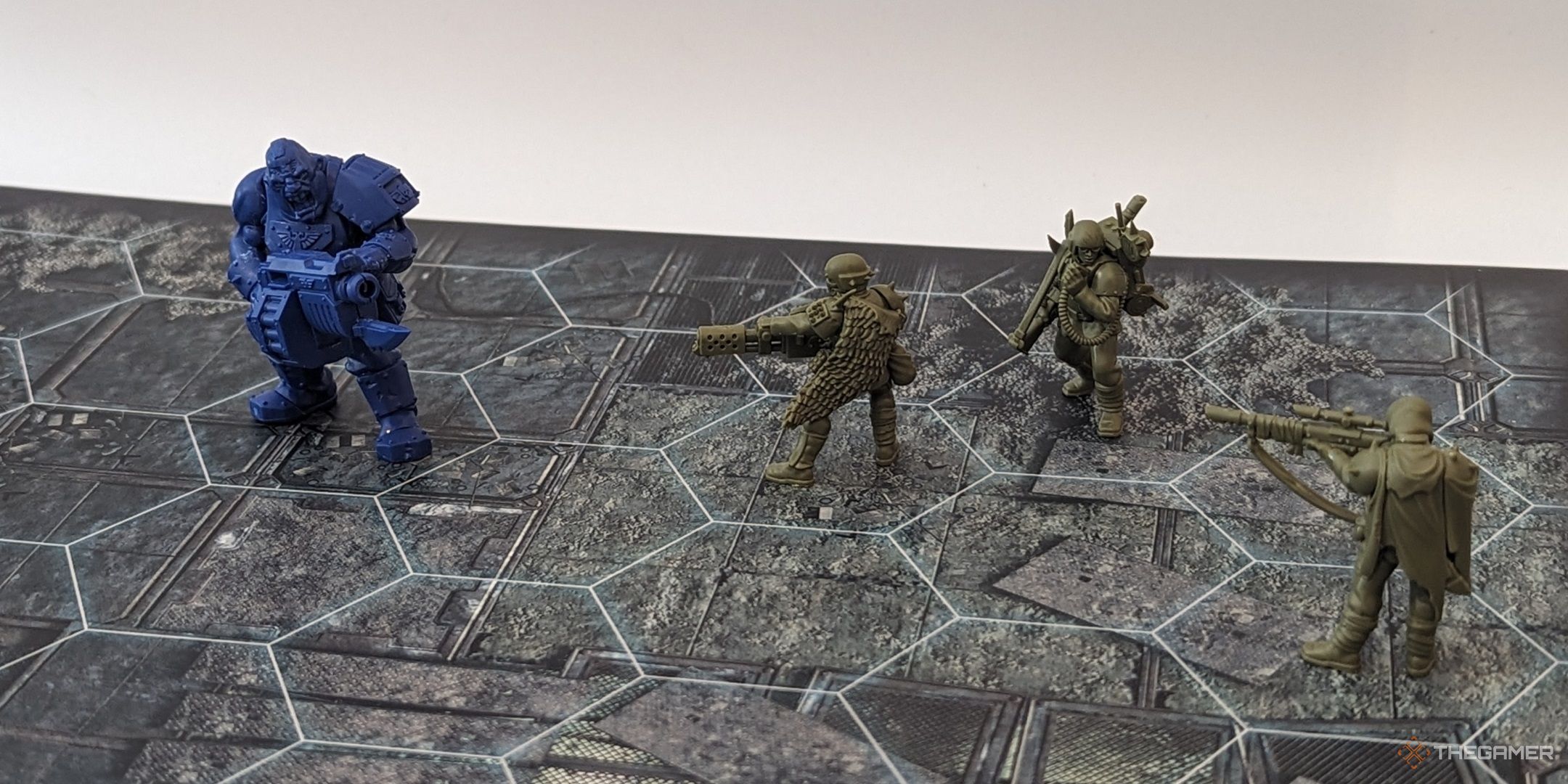 warhammer 40k darktide the miniatures game ogryn versus three traitor guardsmen on a hex board