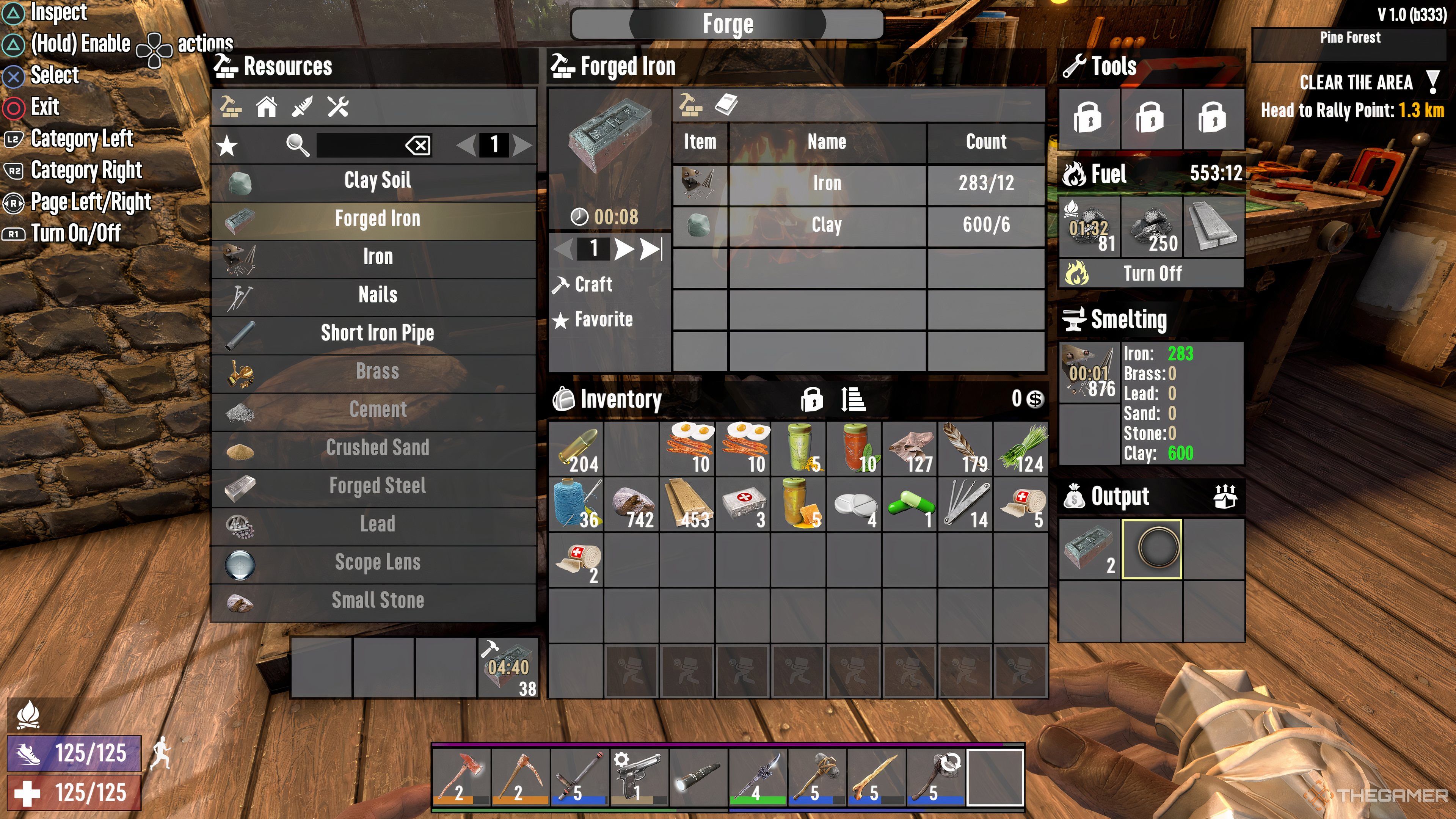 شخصیت بازیکن در حال ذوب آهن و ساخت فورجد آیرون در 7 Days To Die.