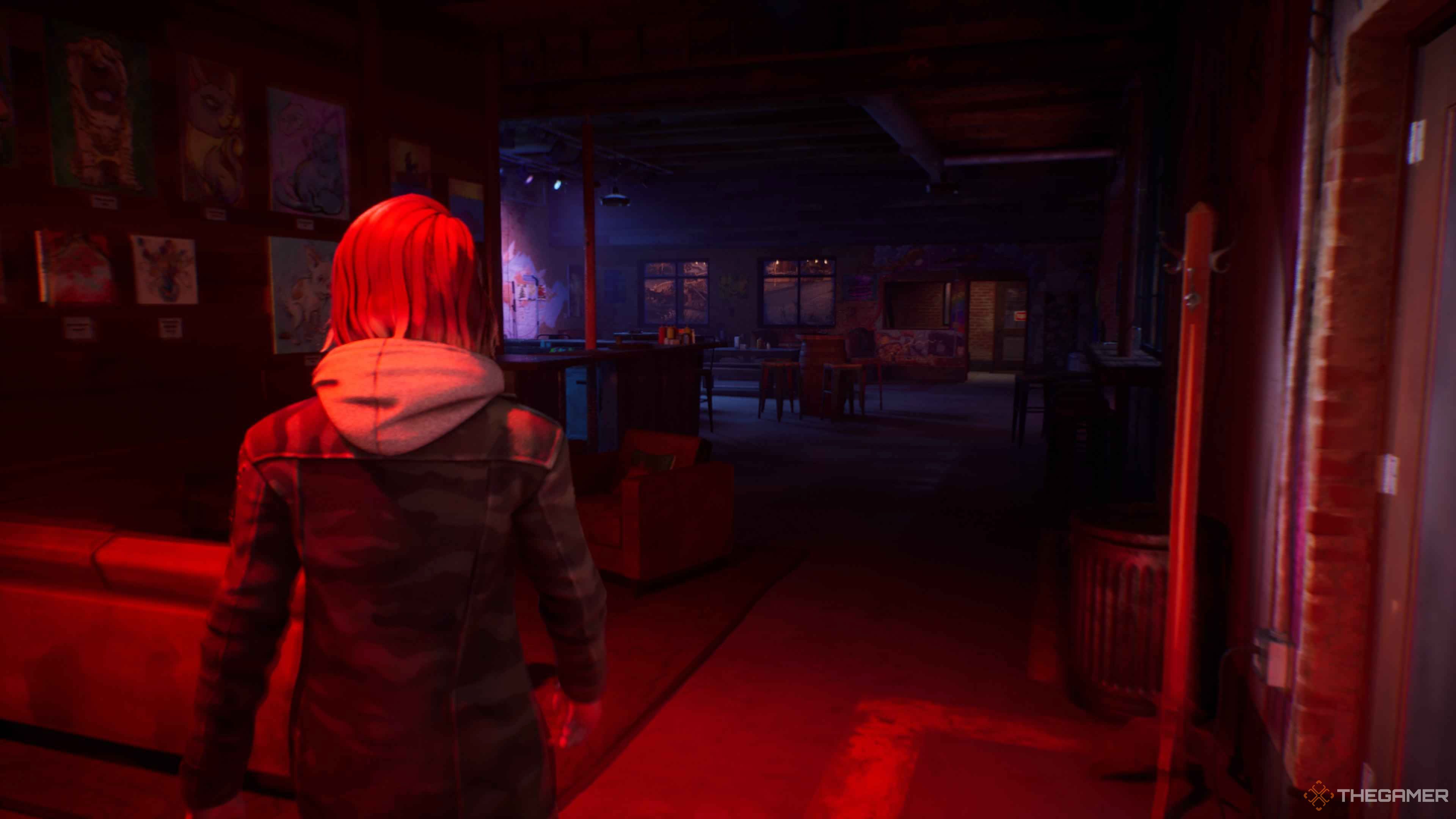 Maxine standing at a bar in Life is Strange: Double Exposure.