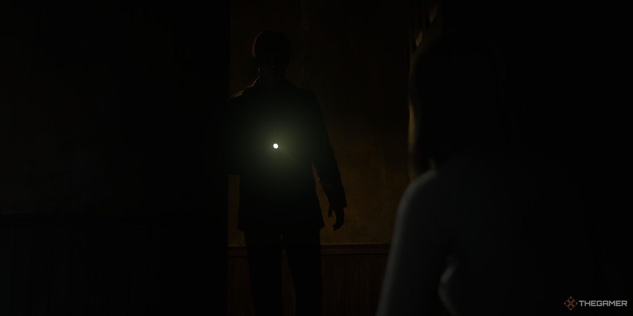 Silent Hill 2 Remake James approaching Angela with his flashlight turned on.