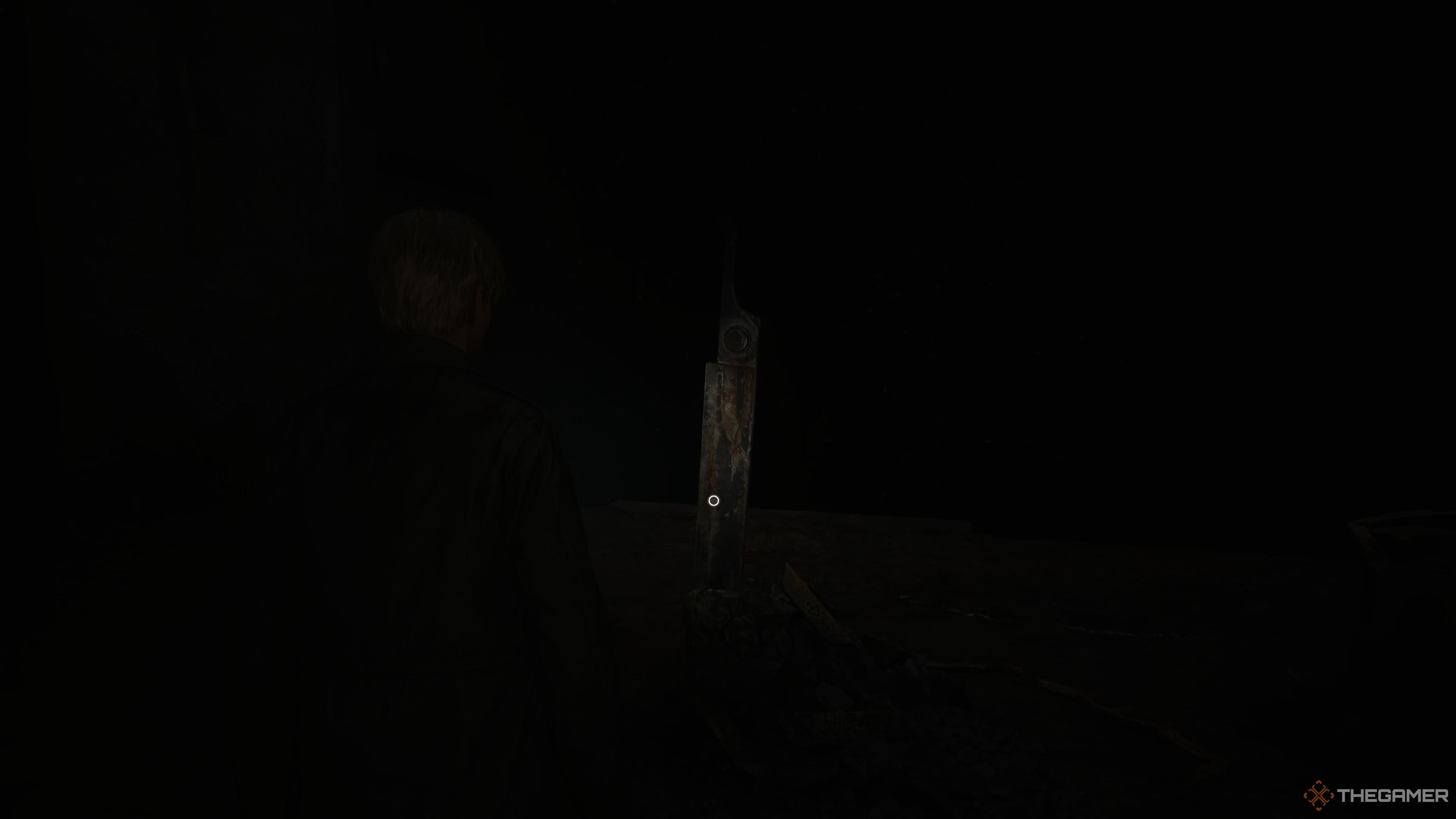 James looking at Pyramid Head's knife in Silent Hill 2 remake.