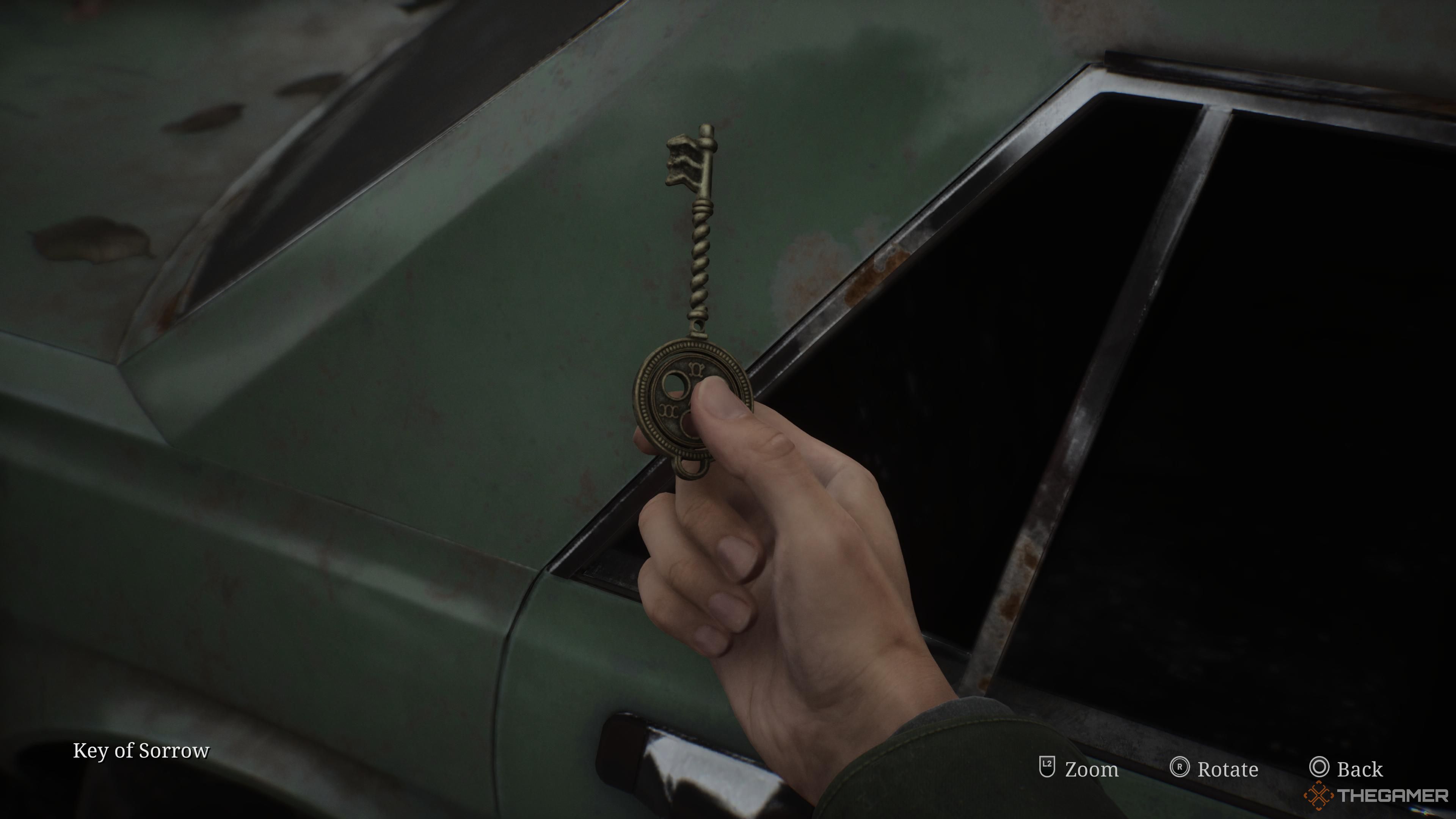 James holding the key of sorrow in silent hill 2 remake.