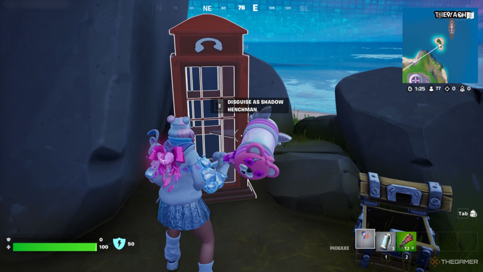 تصویری از یک بازیکن که به باجه تلفن Fortnite نگاه می کند.