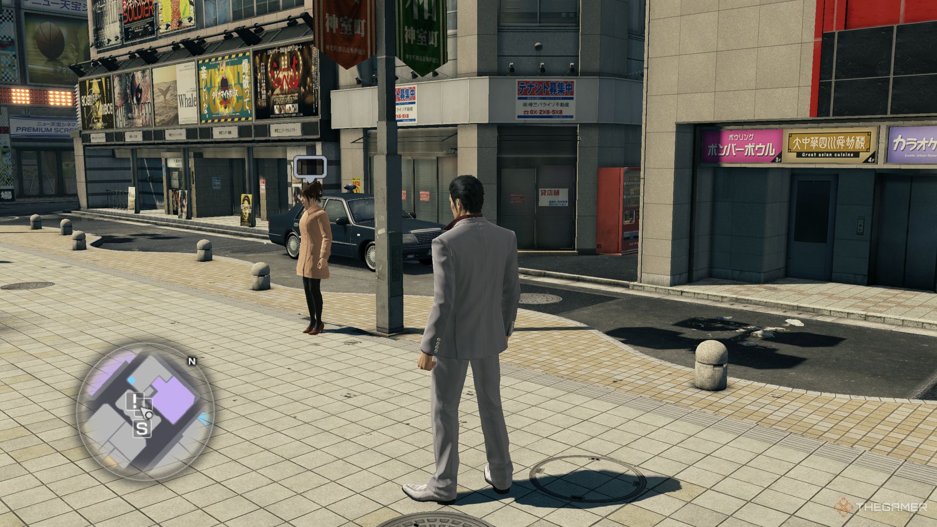 اسکرین شات Yakuza Kiwami Kiryu به یویی که در کنار یک پست ایستاده است نگاه می کند.