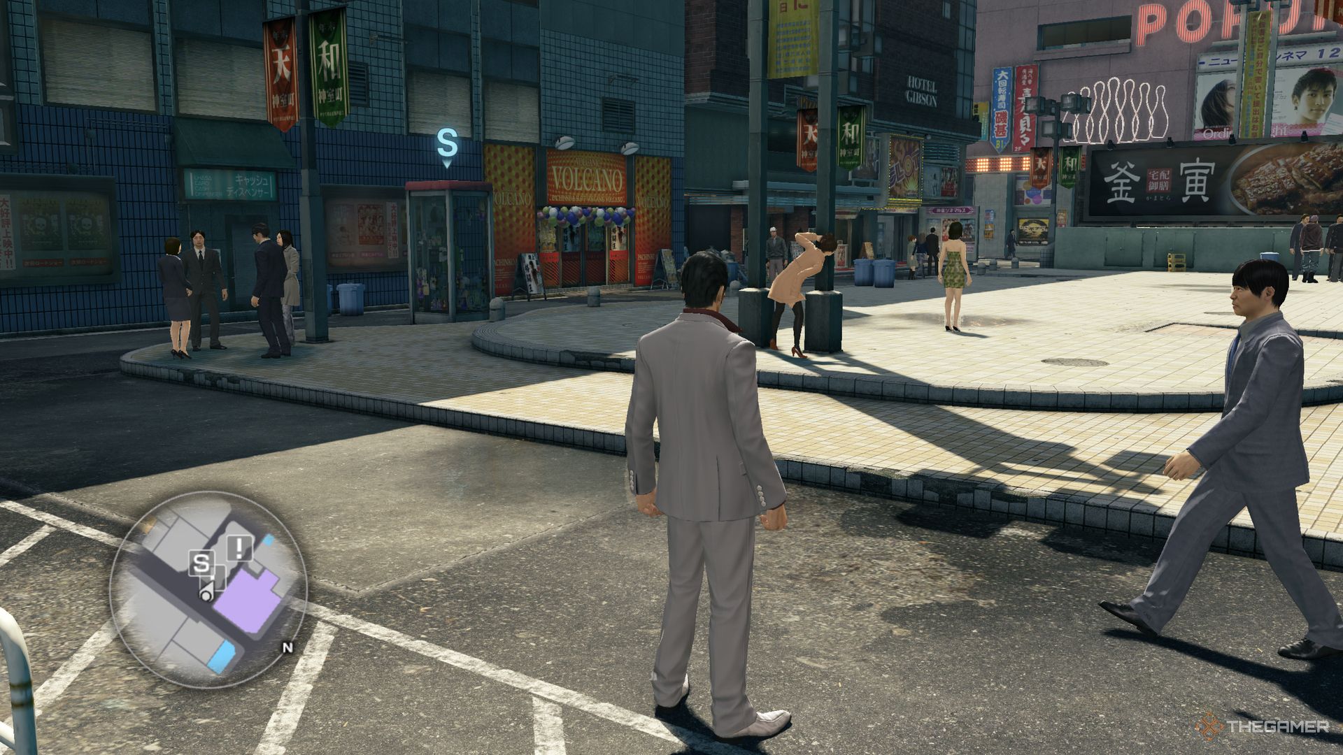 اسکرین شات Yakuza Kiwami از Kiryu به یویی نگاه می کند که در حالی که خواهرش را جاسوسی می کند پنهان شده است.