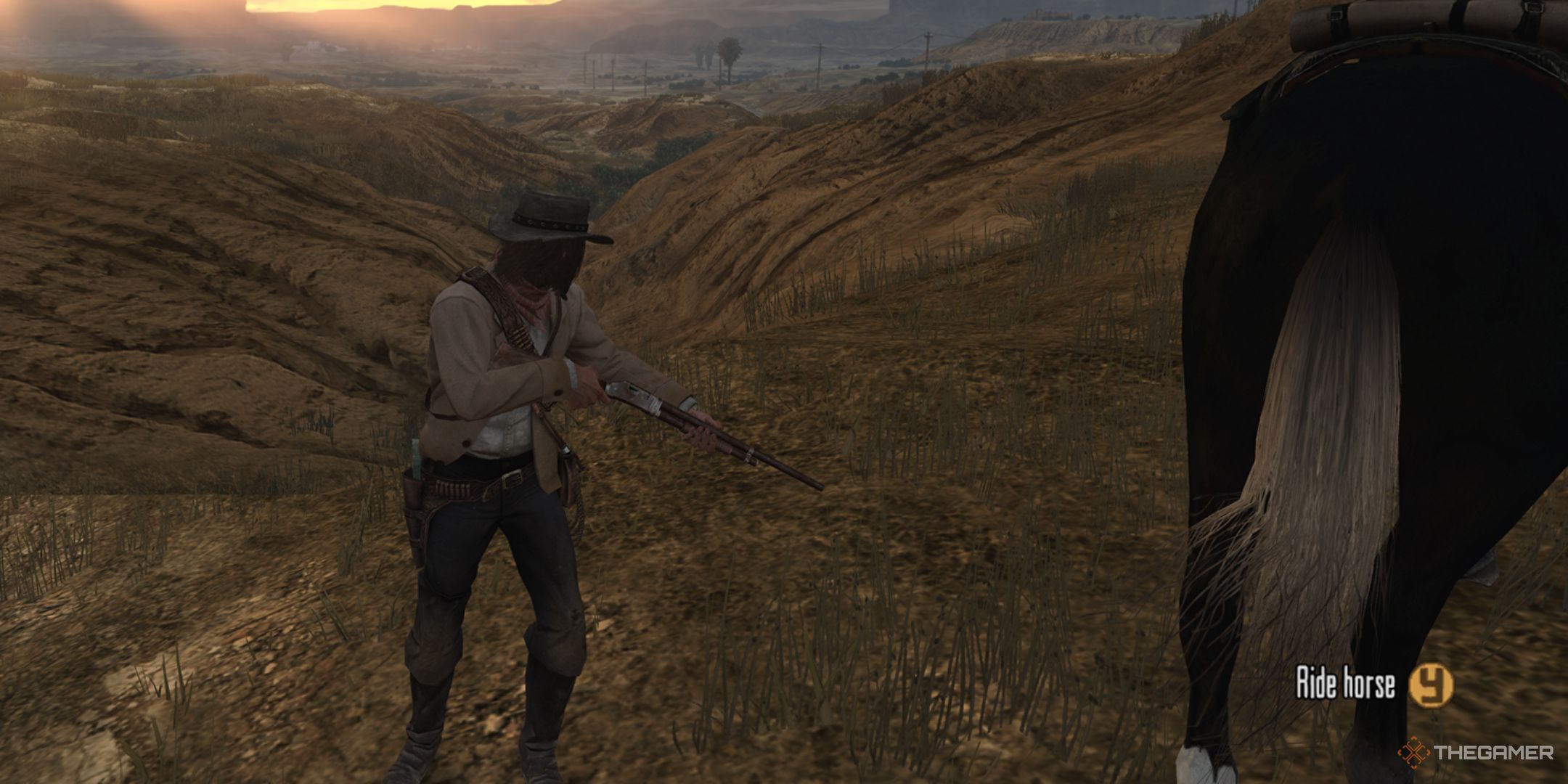 اسکرین شات Red Dead Redemption از قهرمانی که یک تفنگ ساچمه ای را در کنار اسب در دست گرفته است.