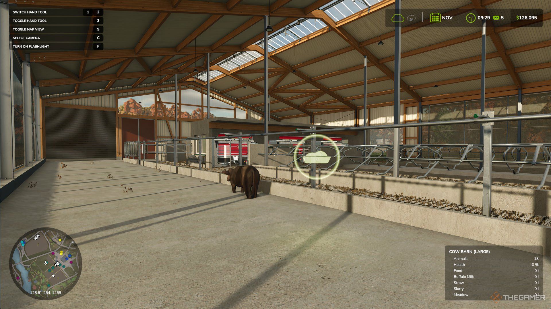 داخل انبار گاو در Farming Simulator 25 با نماد غذای شناور. 