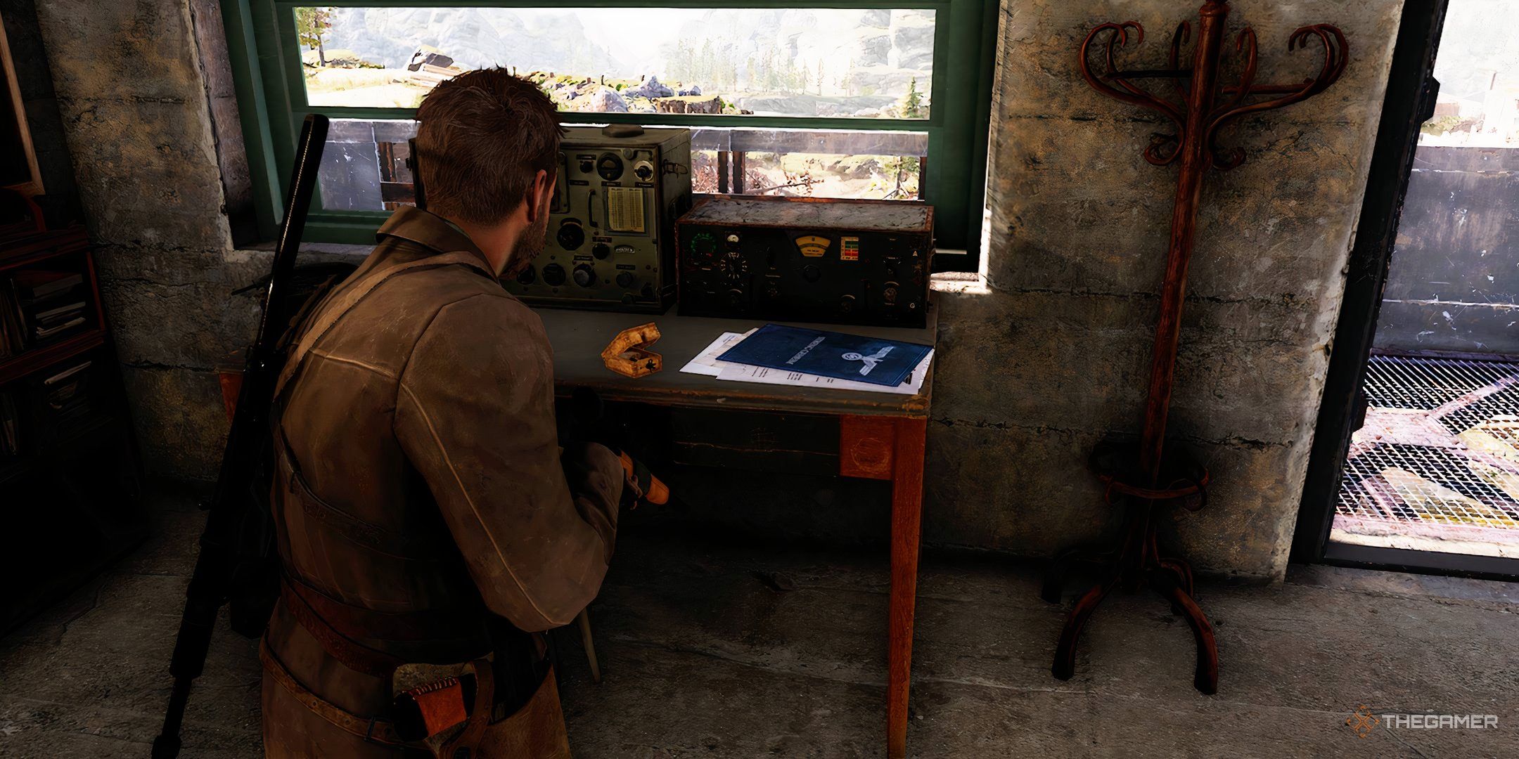 Finding a classified document in Sniper Elite: Resistance.