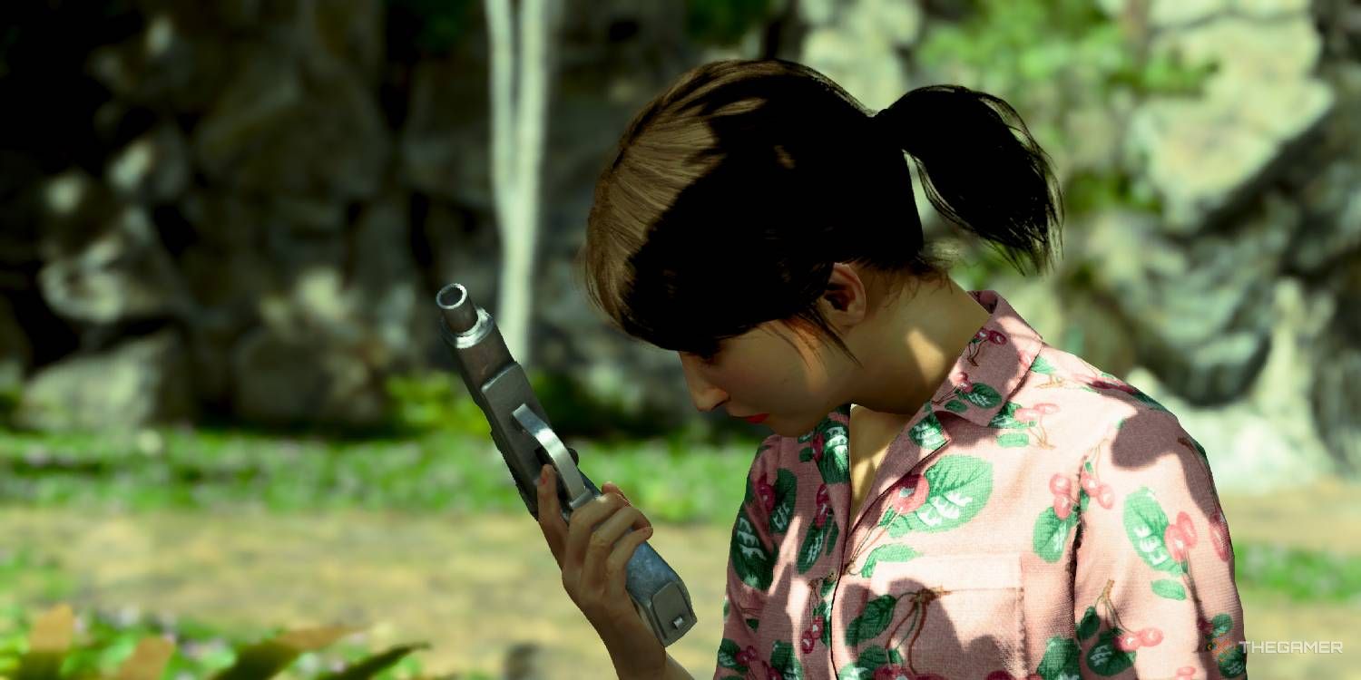 Misaki looking at her gun from Like A Dragon Pirate Yakuza In Hawaii.