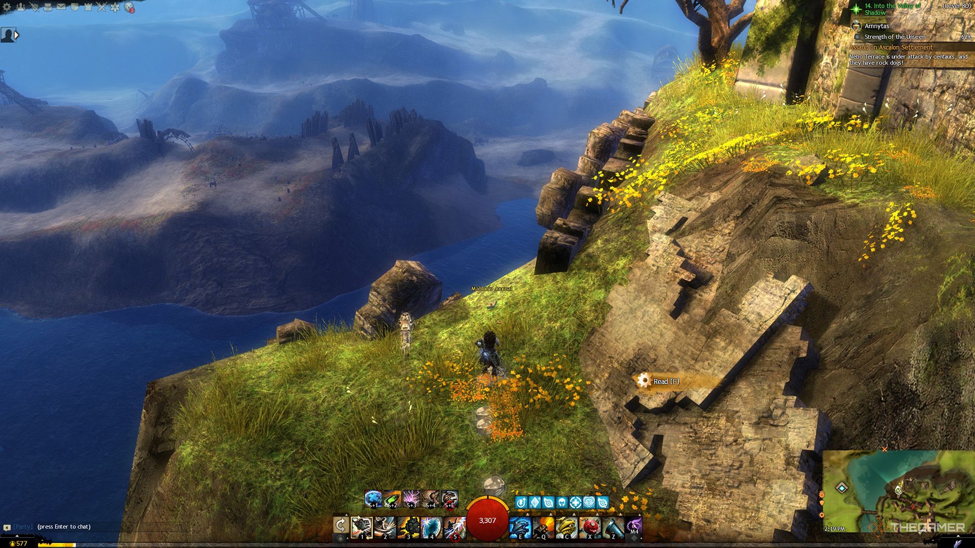 بازیکنی که در مقابل مجله مابون در Guild Wars 2 ایستاده است.