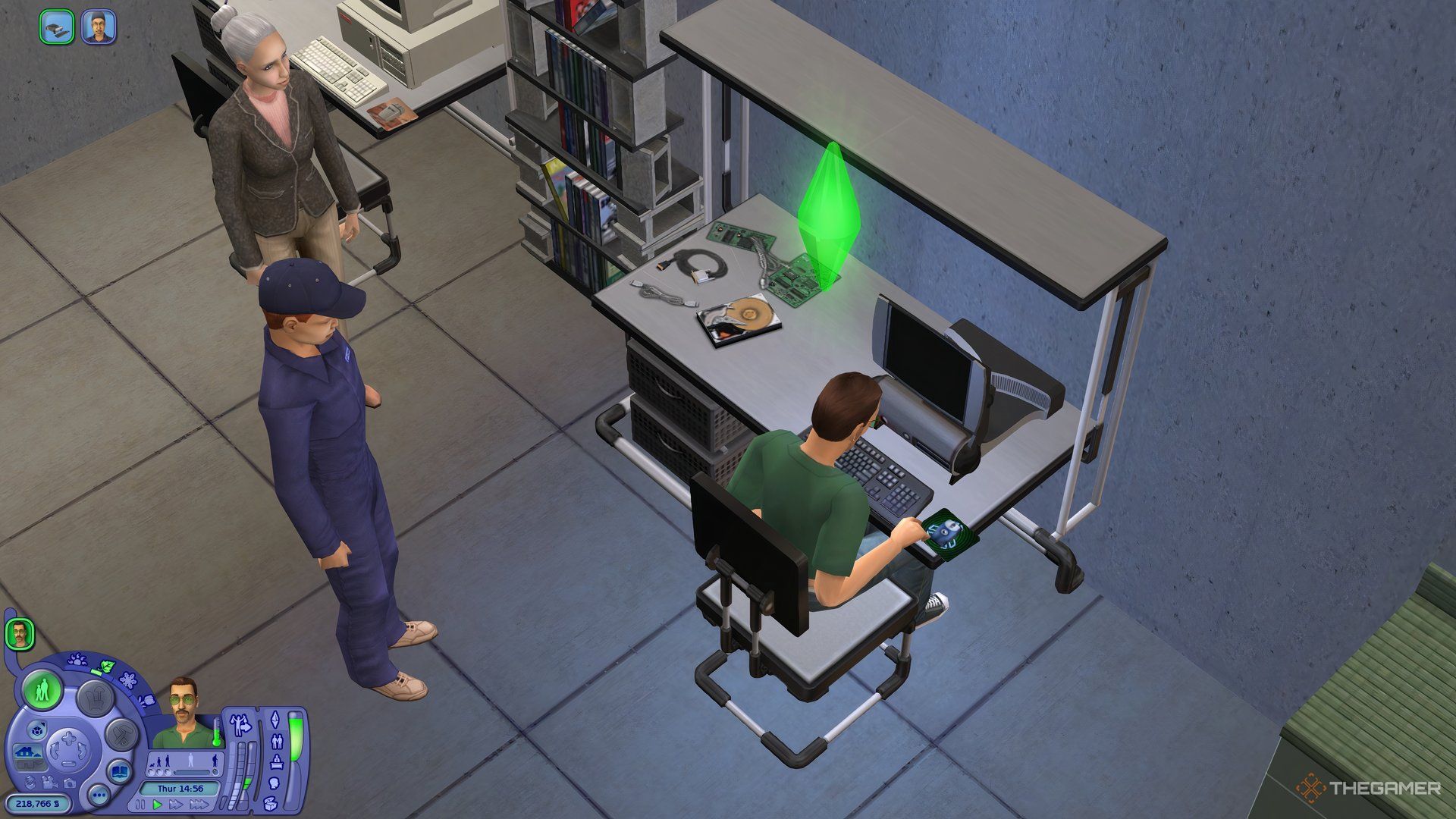 Sims at Will's Garage Tinkering Club ، با استفاده از رایانه ای که توسط سخت افزار احاطه شده است.