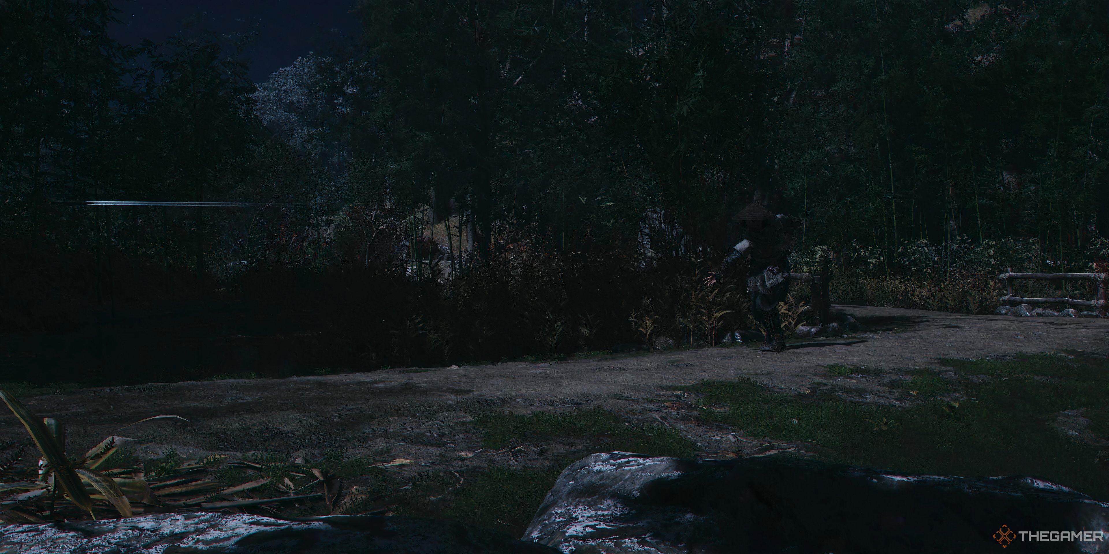 Naoe throwing a Kunai at night in a forest in Assassin&rsquo;s Creed Shadows.