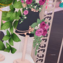 لباس Roblox برای تحت تأثیر قرار دادن - یک کمربند گل در یک تصویر مربع.