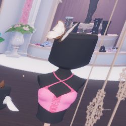 لباس Roblox برای تحت تأثیر قرار دادن - یک پروانه سر در یک تصویر مربع.