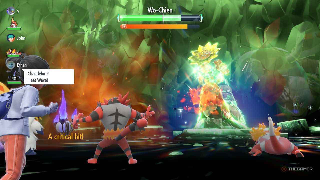 Incineroar tratează un succes critic împotriva lui Wo-Chien în Pokemon Scarlet și Violet.
