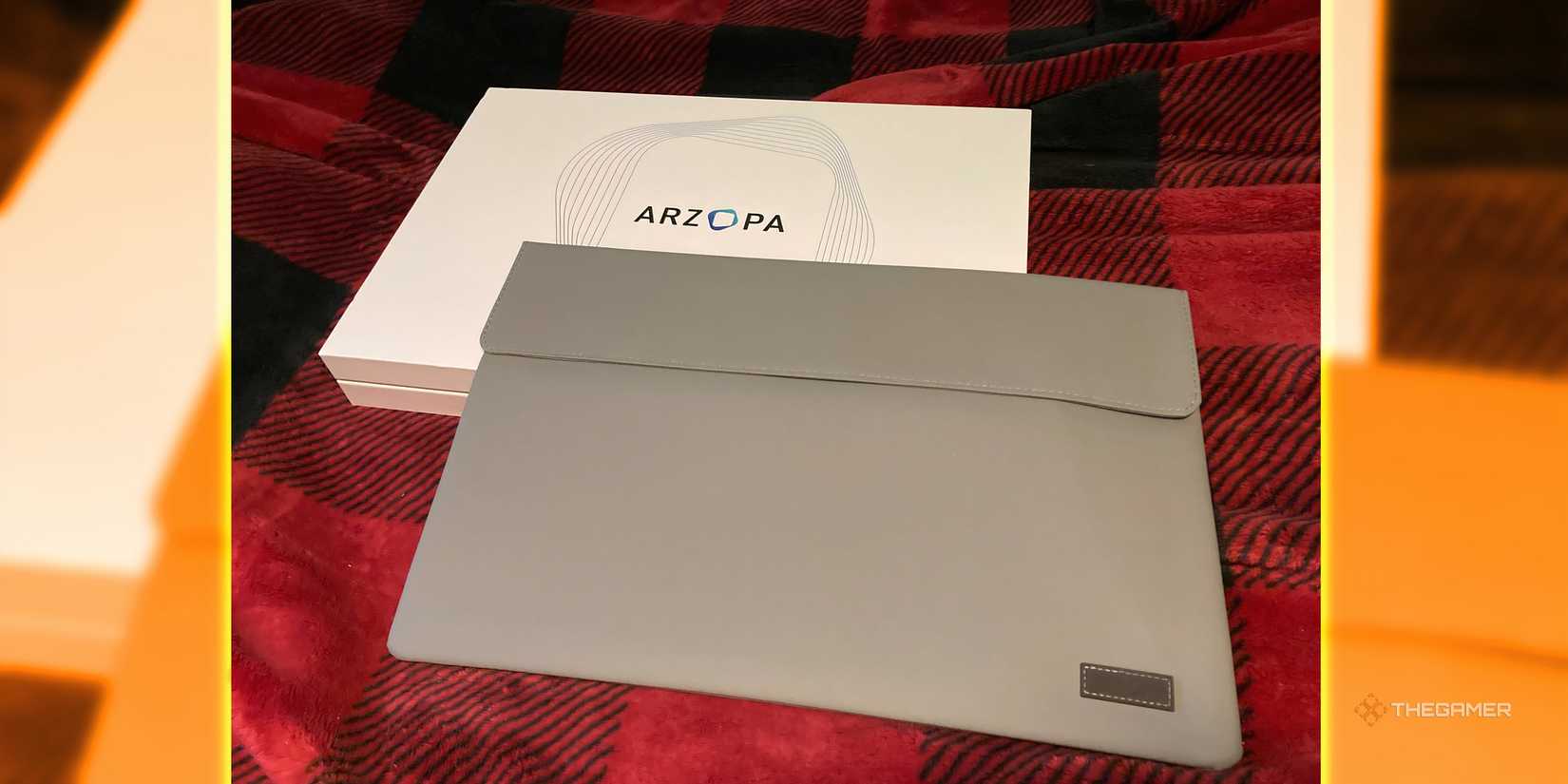 The Arzopa Z3FC portable monitor case is sitting in a white box.